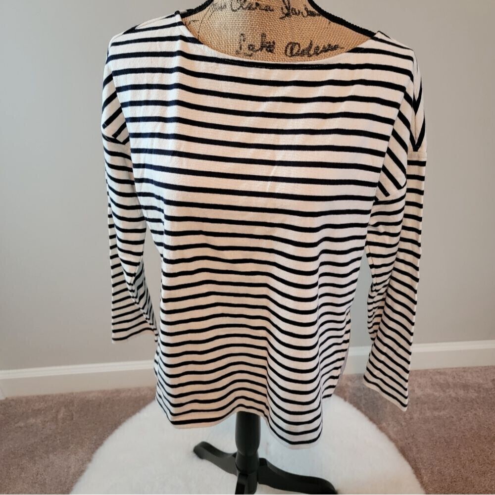 Vineyard Vines black white stripped lightweight sweater